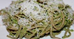 Špaldové špagety so zelenou omáčkou